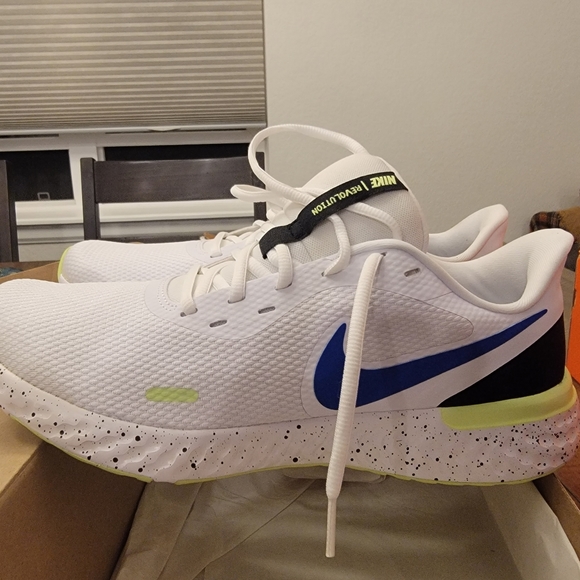 2 pairs of never worn Nike Revolution 5 - Picture 4 of 4